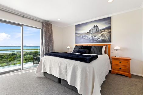 Photo of property in 32 Provence Esplanade, Te Atatu Peninsula, Auckland, 0610