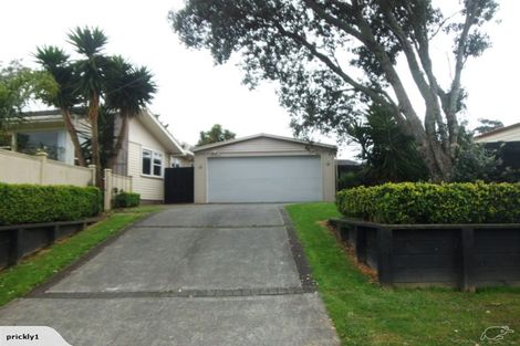 Photo of property in 2 Taupo Street, Green Bay, Auckland, 0604