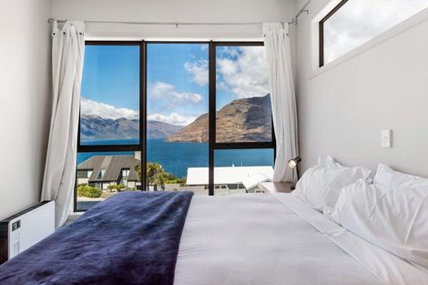 Photo of property in 72 Wynyard Crescent, Fernhill, Queenstown, 9300