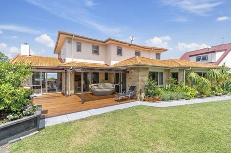 Photo of property in 14 Longbush Road, Te Atatu Peninsula, Auckland, 0610