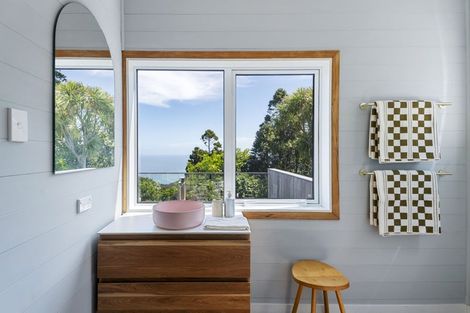 Photo of property in 41 Te Ahuahu Road, Piha, New Lynn, 0772