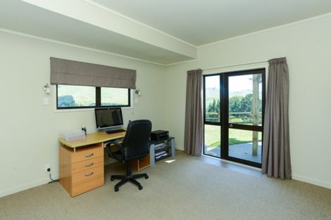 Photo of property in 21 Rochfort Road, Kahuranaki, Havelock North, 4295