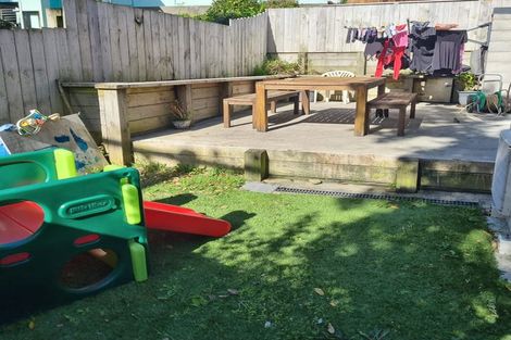 Photo of property in 1/61 Black Rock Road, Newlands, Wellington, 6037