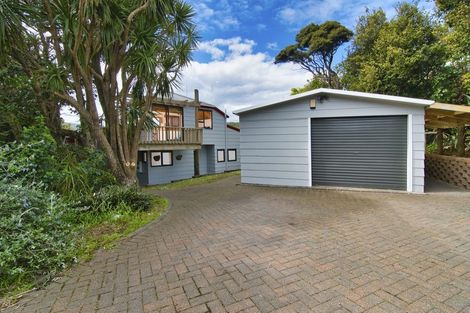Photo of property in 15 Pendrell Road, Piha, New Lynn, 0772