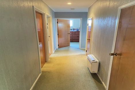 Photo of property in 44 Easton Park Parade, Glenfield, Auckland, 0629