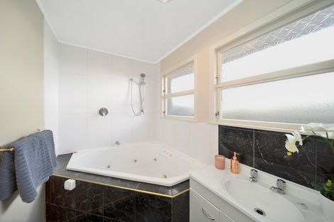 Photo of property in 72 Pioneer Road, Moturoa, New Plymouth, 4310