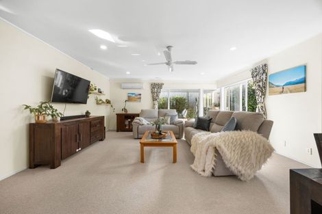 Photo of property in 2/12 Pat O'connor Place, Manurewa, Auckland, 2105