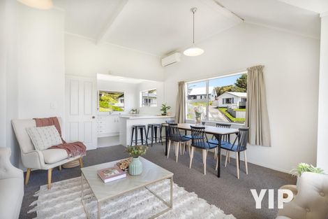 Photo of property in 5 Pimlico Place, Newlands, Wellington, 6037