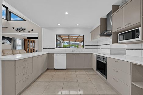 Photo of property in 49 Kurnell Drive, Botany Downs, Auckland, 2010