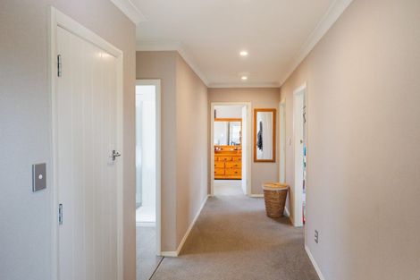 Photo of property in 2 Anzio Place, Awapuni, Palmerston North, 4412