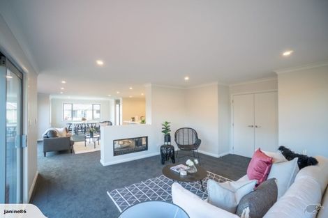 Photo of property in 5 Mediterranean Grove, Fitzherbert, Palmerston North, 4410