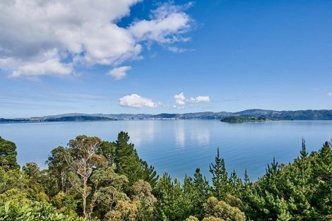 Photo of property in 24 Richmond Road, Mahina Bay, Lower Hutt, 5013