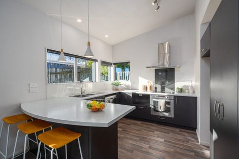 Photo of property in 6b Warrington Grove, Newlands, Wellington, 6037