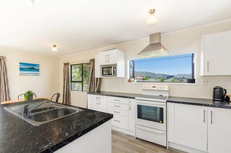 Photo of property in 16 Tobys Way, Waikanae Beach, Waikanae, 5036