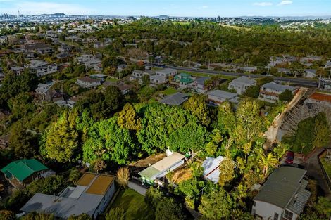 Photo of property in 323 Glenfield Road, Glenfield, Auckland, 0629