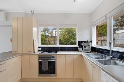Photo of property in 2/8 Wykeham Place, Glenfield, Auckland, 0629