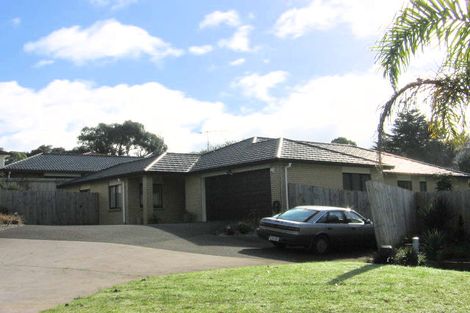 Photo of property in 15 Piper Place, Goodwood Heights, Auckland, 2105