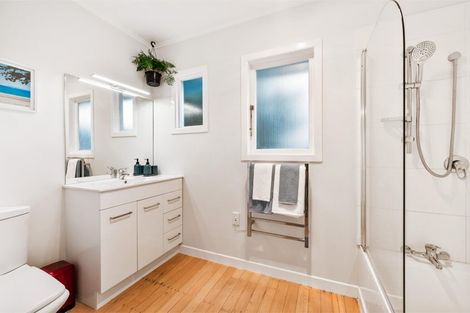Photo of property in 9 Devon Street, Te Atatu South, Auckland, 0610