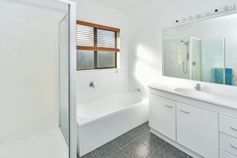 Photo of property in 22 Moyrus Crescent, East Tamaki Heights, Auckland, 2016