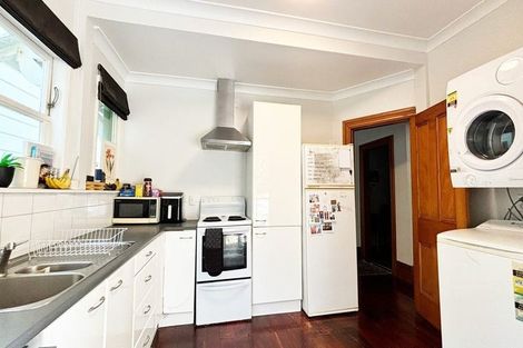 Photo of property in 4 Rixon Grove, Mount Victoria, Wellington, 6011