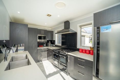 Photo of property in 2 Tutakarae Road, Kelvin Grove, Palmerston North, 4470