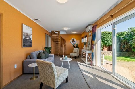 Photo of property in 32 Brooker Grove, Newlands, Wellington, 6037