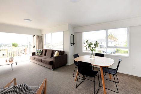 Photo of property in 2/611 Beach Road, Rothesay Bay, Auckland, 0630