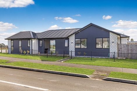 Photo of property in 2 Poutawa Lane, Clarks Beach, 2122