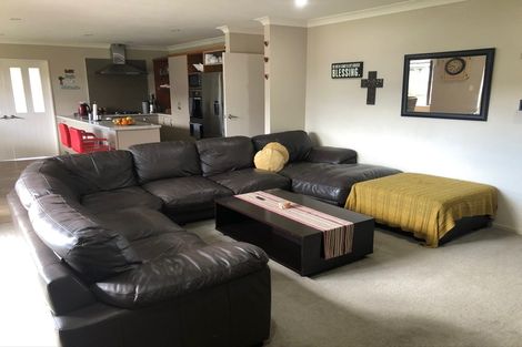 Photo of property in 20 Breaker Grove, Waiuku, 2123