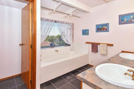 Photo of property in 7 Elsted Place, Goodwood Heights, Auckland, 2105