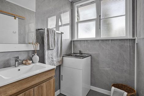 Photo of property in 35 Gladstone Street, Hawera, 4610