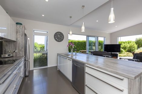 Photo of property in 2 Te Heke Place, Waikanae, 5036