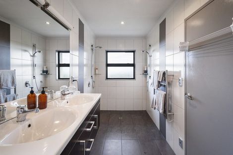 Photo of property in 20 Pineland Drive, Turitea, Palmerston North, 4472