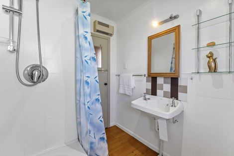 Photo of property in 4 Duncan Avenue, Te Atatu South, Auckland, 0610