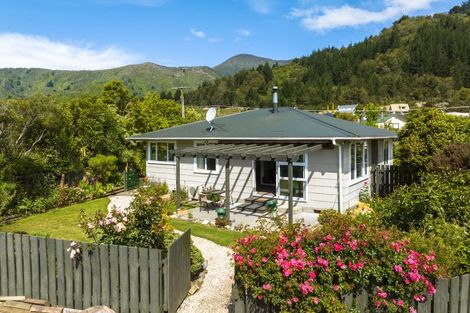 Photo of property in 169 Waikawa Road, Picton, 7220