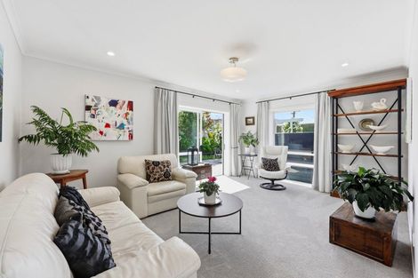 Photo of property in 2 Callender Place, Shelly Park, Auckland, 2014