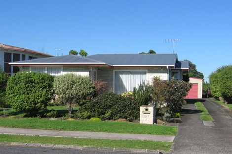 Photo of property in 127 Edgewater Drive, Pakuranga, Auckland, 2010