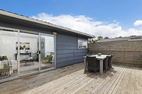 Photo of property in 2/5 Mannering Place, Hillcrest, Auckland, 0627