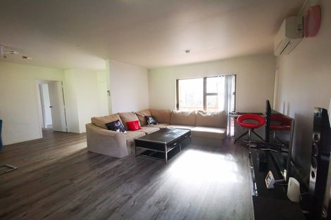 Photo of property in 28 Claverdon Drive, Massey, Auckland, 0614