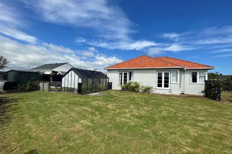 Photo of property in 4 Holford Street, Westown, New Plymouth, 4310