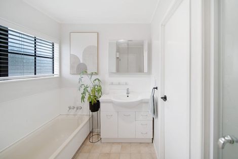 Photo of property in 6 Crestlands Place, Papakura, 2110