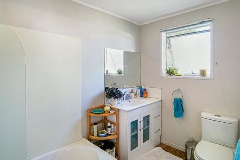 Photo of property in 14 Staverton Crescent, Mangere, Auckland, 2022