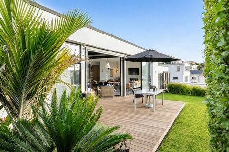 Photo of property in 30 Bayly Road, Moturoa, New Plymouth, 4310