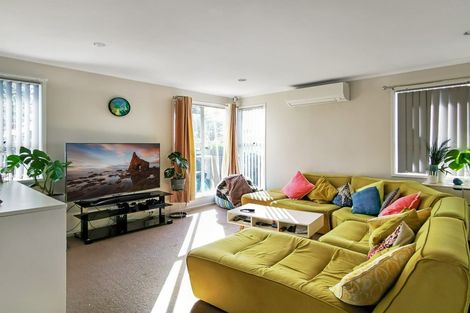 Photo of property in 14 Staverton Crescent, Mangere, Auckland, 2022