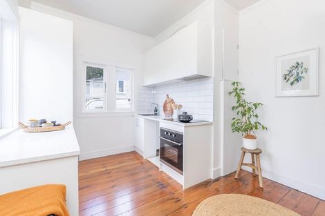 Photo of property in 3 Queen Mary Avenue, New Lynn, Auckland, 0600