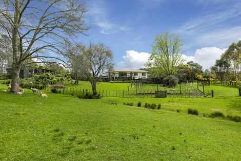 Photo of property in 1187 Peak Road, Helensville, 0875