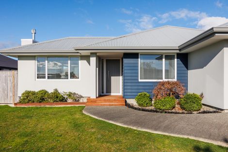 Photo of property in 6 Atlantic Drive, Fitzherbert, Palmerston North, 4410