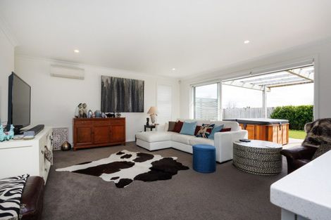 Photo of property in 25 Dogwood Way, Milson, Palmerston North, 4414