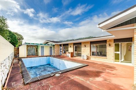 Photo of property in 31 Rewarewa Crescent, Waikanae, 5036