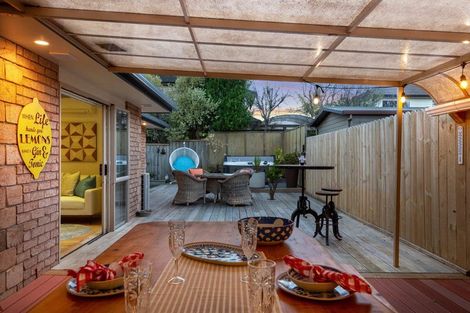 Photo of property in 12 English Oak Drive, Schnapper Rock, Auckland, 0632